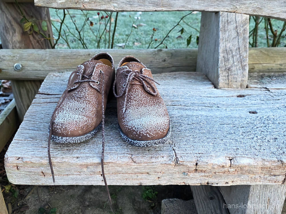 Schuhe im Frost auf Bank