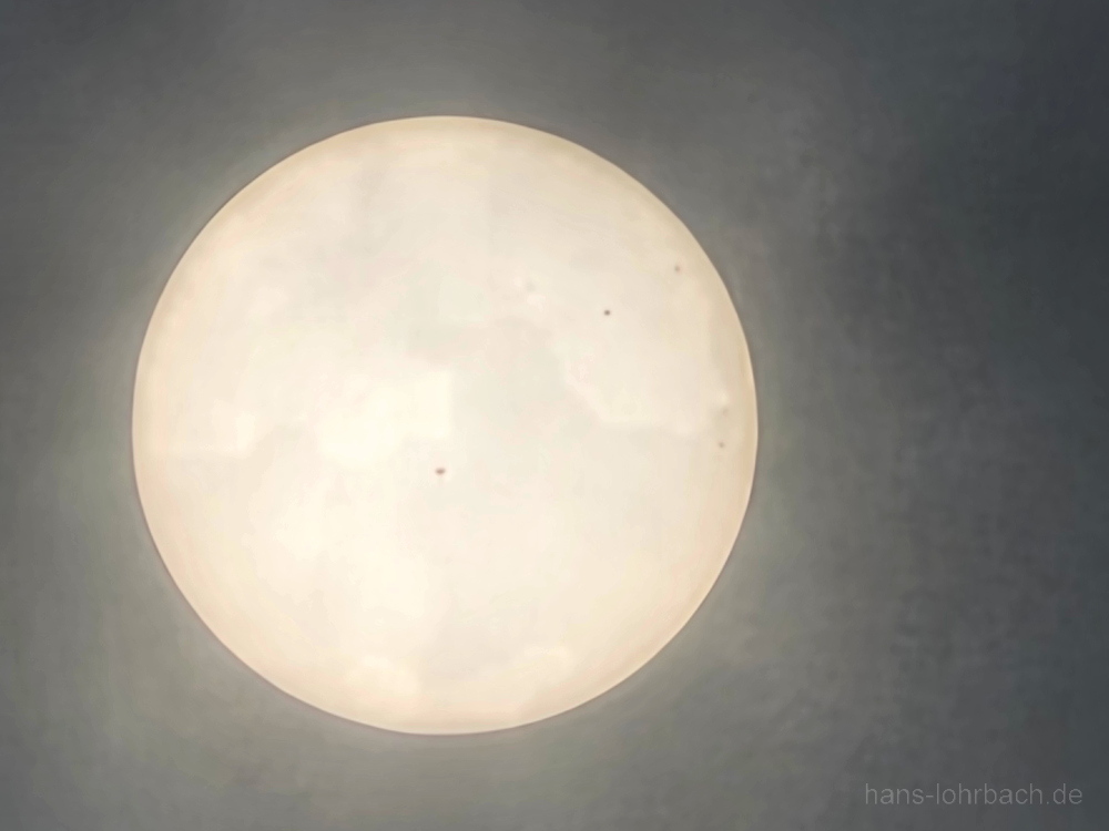 Sonne bei bedecktem Himmel