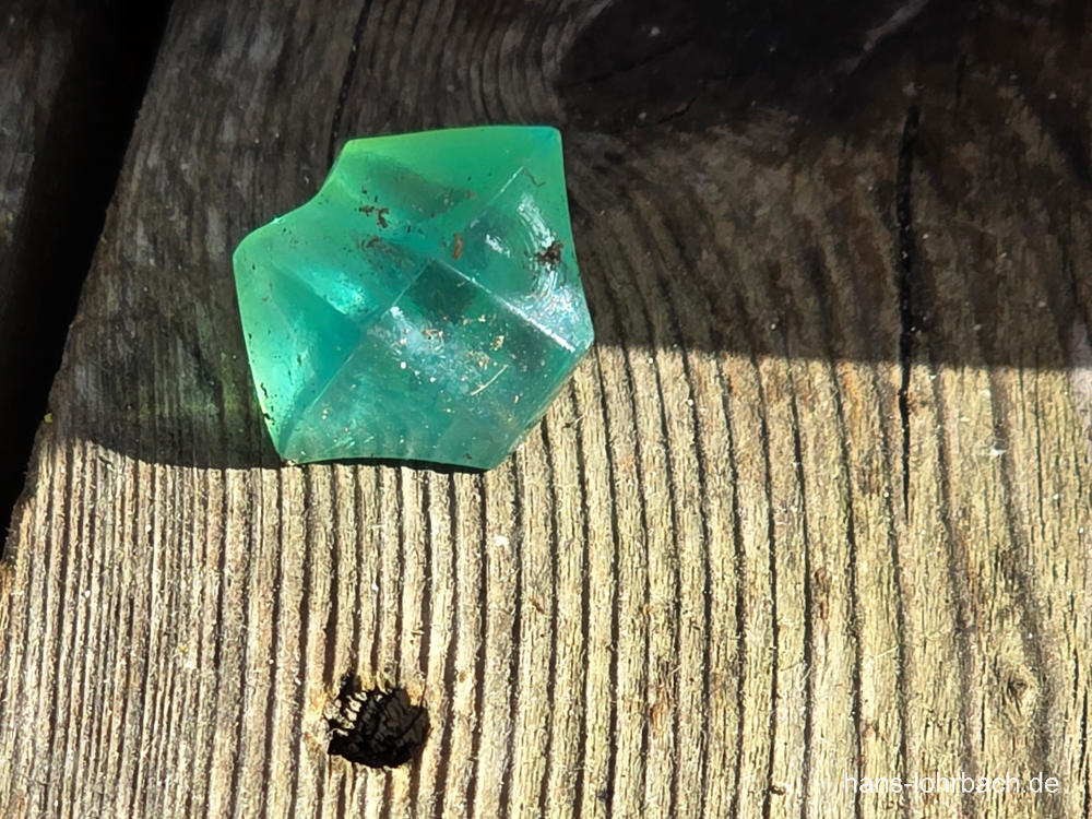 Grüner Stein auf Holz